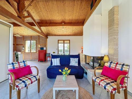 un salon avec un canapé bleu et une table dans l'établissement Holiday Home Le Porteau by Interhome, à Pornic