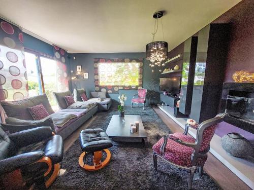 un salon avec un canapé et une table dans l'établissement Holiday Home La Roche Blanche by Interhome, à Hillion