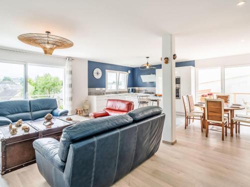 un salon avec un canapé et une table dans l'établissement Holiday Home Maison Mélusine by Interhome, au Bono