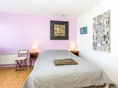 - une chambre avec un lit, deux tables et une chaise dans l'établissement Holiday Home Le Petit Moulin by Interhome, à Cancale