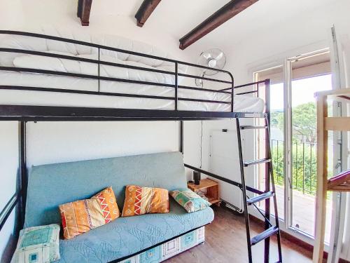 un salon avec un lit superposé et un canapé dans l'établissement Holiday Home Les Mas de Cogolin-4 by Interhome, à Cogolin