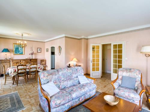 un salon avec un canapé, des chaises et une table dans l'établissement Holiday Home Maison Pasteur by Interhome, à Vaux-sur-Mer