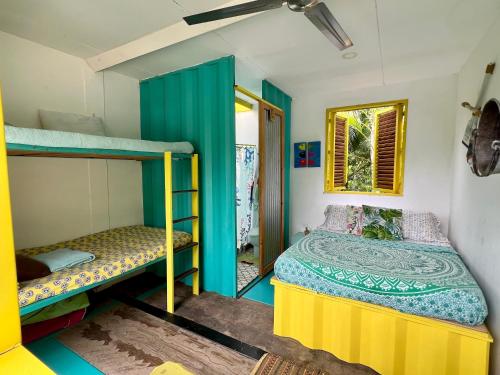 a room with two bunk beds and a mirror at Casa campestre Namaste Entre La Mesa y Anapoima con piscina privada in La Mesa