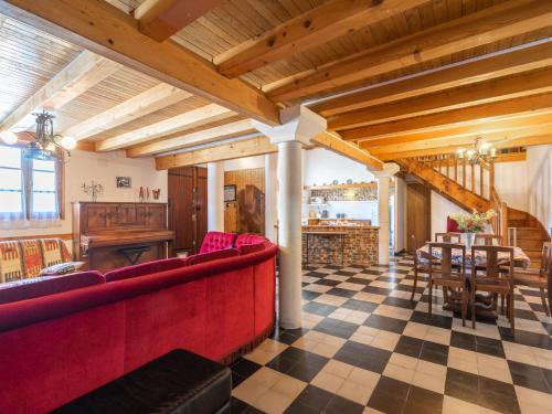 - un salon avec un canapé rouge et un sol en damier dans l'établissement Holiday Home L'Arquebuse by Interhome, à Saint-Palais-sur-Mer