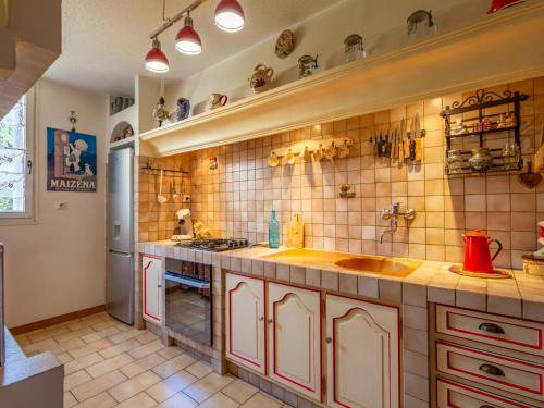 une cuisine avec un évier et un plan de travail dans l'établissement Apartment L'Atalante-3 by Interhome, à Sainte-Maxime