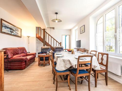 un salon avec une table et un canapé dans l'établissement Holiday Home la Rivière by Interhome, à Cancale
