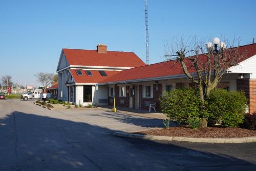 a building with a red roof on a street at Bellevue Hotel and Suites in Bellevue
