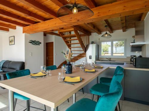 une salle à manger avec une table et des chaises bleues dans l'établissement Holiday Home Les reflets bleus by Interhome, à Kerlouan