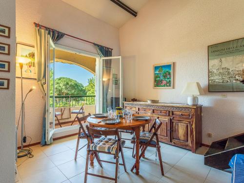 Posezení v ubytování Apartment Les Mas de Pramousquier-14 by Interhome