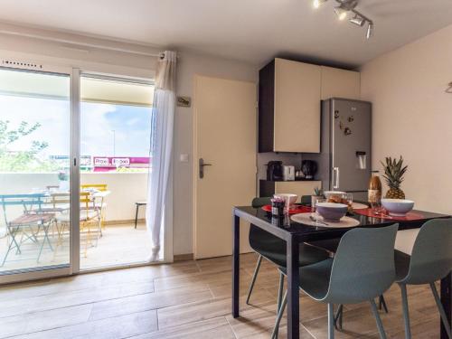 une cuisine et une salle à manger avec une table et des chaises dans l'établissement Apartment Les terrasses de la Plage-6 by Interhome, au Cap d'Agde