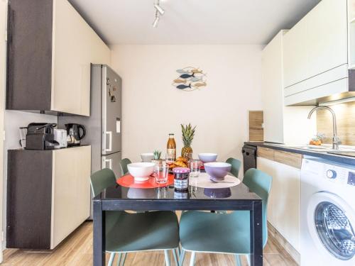 une cuisine avec une table et des chaises dans une cuisine dans l'établissement Apartment Les terrasses de la Plage-6 by Interhome, au Cap d'Agde