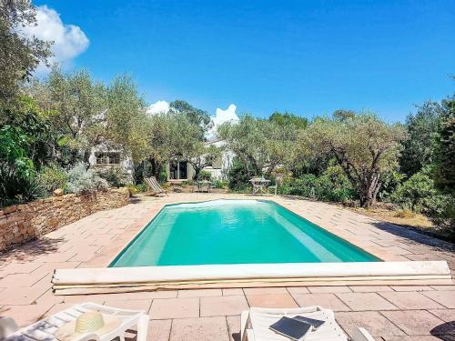 une piscine dans l'arrière-cour d'une maison dans l'établissement Holiday Home Les Oliviers by Interhome, à Laouque