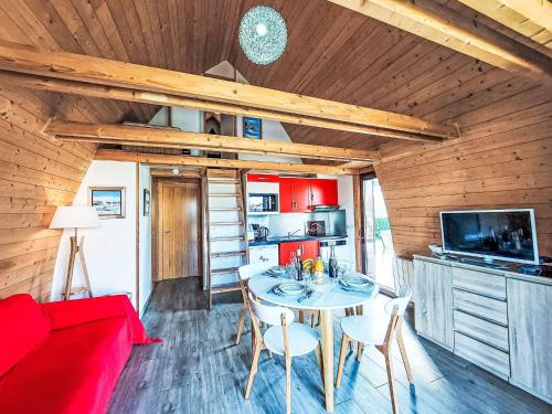 - une cuisine et une salle à manger avec une table dans une petite maison dans l'établissement Holiday Home Ty Flor by Interhome, à Marzan