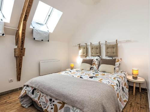 une chambre avec un grand lit et deux fenêtres dans l'établissement Holiday Home L'escale bretonne by Interhome, à Saint-Méloir-des-Ondes