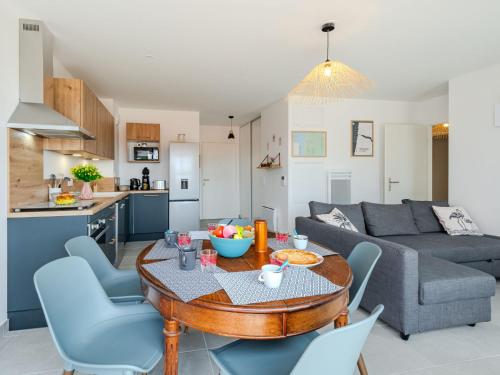 une cuisine et un salon avec une table et des chaises dans l'établissement Apartment Domaine du belvédère-2 by Interhome, à Mimizan