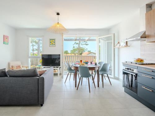 une cuisine et un salon avec une table et des chaises dans l'établissement Apartment Domaine du belvédère-2 by Interhome, à Mimizan
