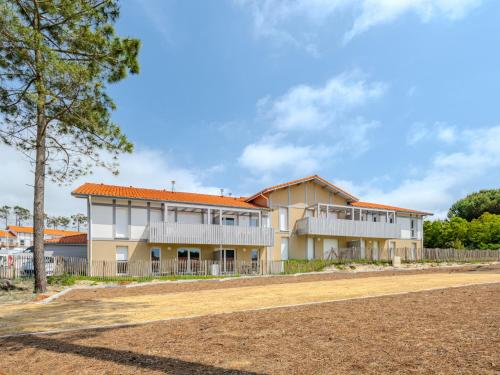 un immeuble d'appartements avec un toit orange dans l'établissement Apartment Domaine du belvédère-2 by Interhome, à Mimizan