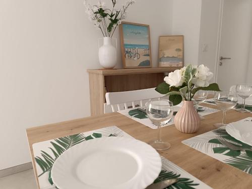 - une table à manger avec une plaque blanche dans l'établissement Apartment Villa Gabrielle by Interhome, à Fréjus