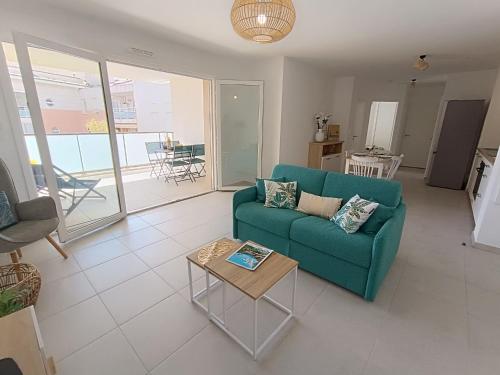 un salon avec un canapé vert et une table dans l'établissement Apartment Villa Gabrielle by Interhome, à Fréjus