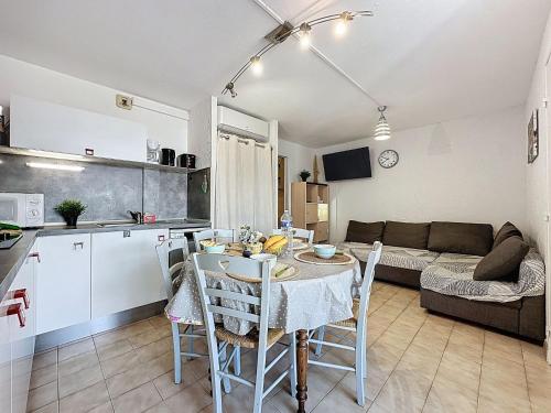 une cuisine et un salon avec une table et des chaises dans l'établissement Apartment Le Lagon Bleu-6 by Interhome, au Grau-du-Roi