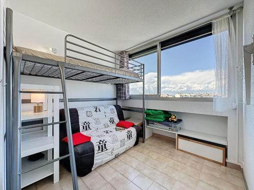 une chambre avec deux lits superposés et une fenêtre dans l'établissement Apartment Le Lagon Bleu-6 by Interhome, au Grau-du-Roi