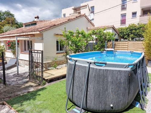 une piscine dans la cour d'une maison dans l'établissement Holiday Home Villeneuve Plage by Interhome, à Villeneuve-Loubet