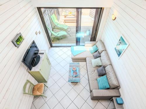 - un salon avec un canapé et une télévision dans l'établissement Apartment Les Malgaches-2 by Interhome, à Mimizan
