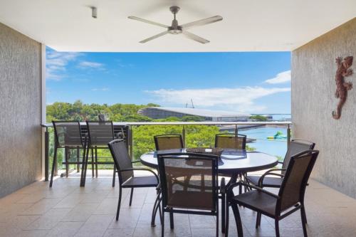 ダーウィンにあるSuperb Waterfront Lagoon Views & Balcony Relaxingのダイニングルーム(テーブル、椅子付)、バルコニー