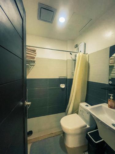 a bathroom with a toilet and a sink at Schwesti's Lodge in Baguio