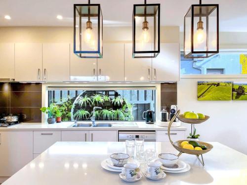 Η κουζίνα ή μικρή κουζίνα στο Delux Camberwell Sunny Townhouse