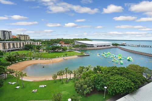 ダーウィンにあるVibrant Waterfront Lagoon Views walk to Cafes & BBQの水上ボートが浮かぶリゾートの空中ビュー