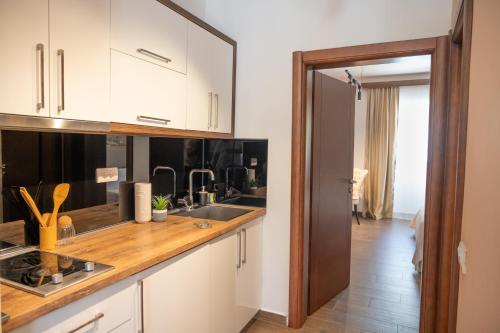 Dapur atau dapur kecil di Apartments Secret Garden