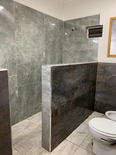 un bagno con doccia e WC di Paz en las sierras a José de la Quintana