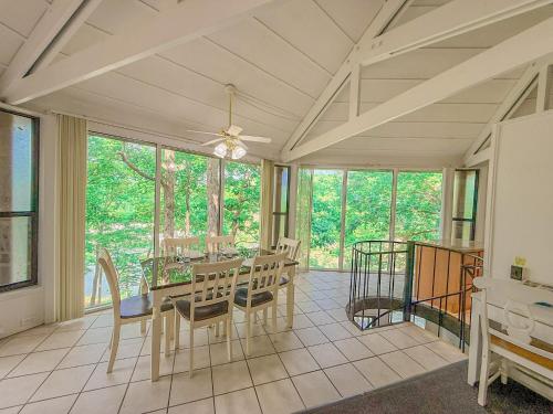 a dining room with a table and chairs at Treetop- Timberline Terraceunit29- Four Seasons in Four Seasons
