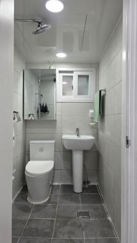 un baño con inodoro y lavabo en Alley House 앨리하우스, en Seúl