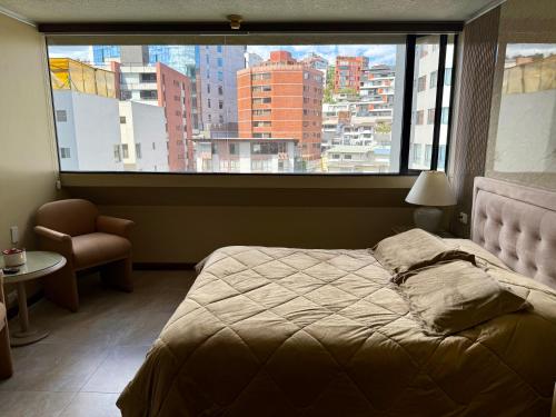Postel nebo postele na pokoji v ubytování Akros Suite Quito
