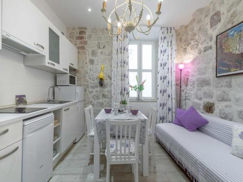 L & L Old Town Apartments - One bedroom Apartment Lavander