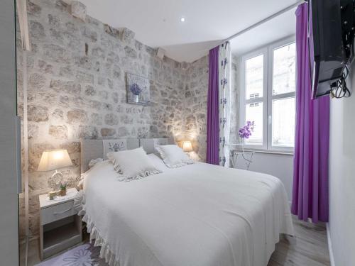 L & L Old Town Apartments - One bedroom Apartment Lavander