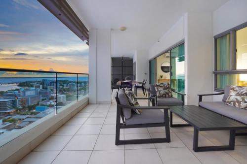 Un balcón con una mesa y sillas en un edificio. en Sub-Penthouse Stunner Harbour Views & Pool, en Darwin