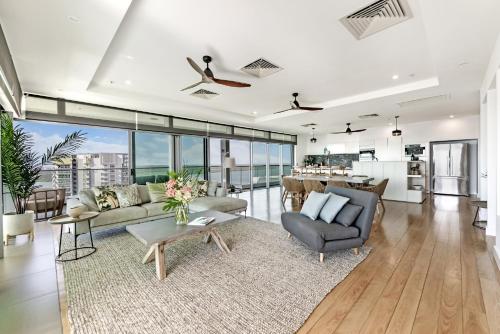 una sala de estar con un sofá y una mesa en Ultimate Penthouse Majestic Harbour Views & Pool, en Darwin