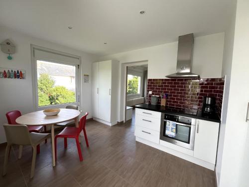 une cuisine avec une table et une salle à manger dans l'établissement Holiday Home in Perros-Guirec Pink Granite Coast, à Perros-Guirec