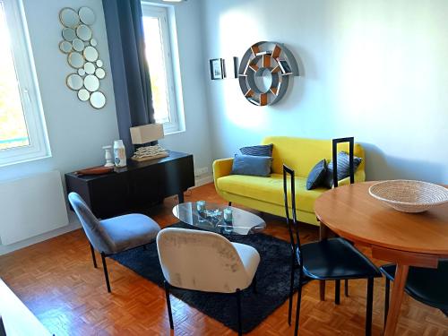 un salon avec un canapé jaune et une table dans l'établissement Design Centale Beach, au Havre