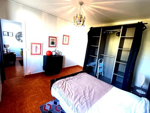 une chambre avec un lit et un lustre dans l'établissement Design Centale Beach, au Havre