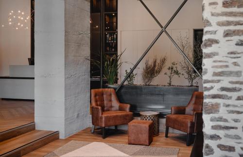 a lobby with two chairs and a table at The Harvest Hotel in Cromwell