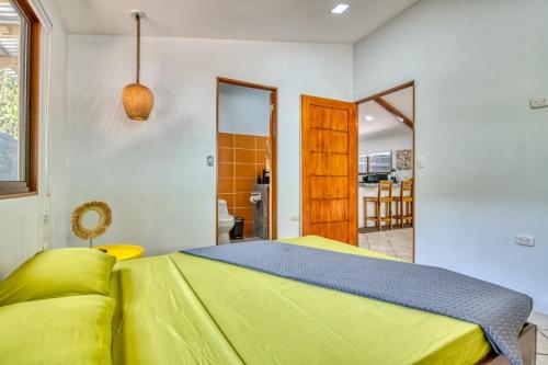 Ένα ή περισσότερα κρεβάτια σε δωμάτιο στο Oceanfront House with AC, Fast WiFi at Cocles Beachbreak
