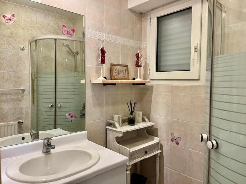 une salle de bain avec un lavabo et un miroir dans l'établissement Port Azur GOLFE JUAN, à Vallauris