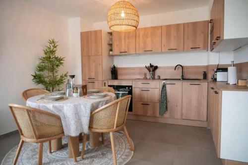Kuchyň nebo kuchyňský kout v ubytování Apartment with mountain views in Antibes