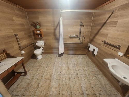 un bagno con un water e un lavandino di LeVar -Historic accessability accommodation with Ensuite and Mod Cons a Hoddy Well