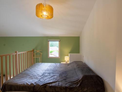 une chambre avec un grand lit et une fenêtre dans l'établissement Charmant Gîte Cosy avec Terrasse au Cœur du Périgord Noir - FR-1-616-237, à Cénac-et-Saint-Julien