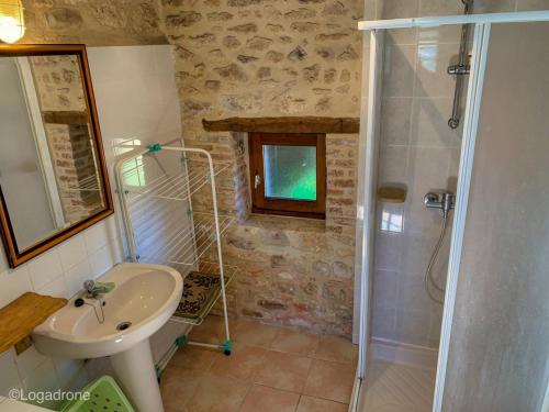 Koupelna v ubytování Maison confortable près des sites touristiques de la Dordogne - FR-1-616-143